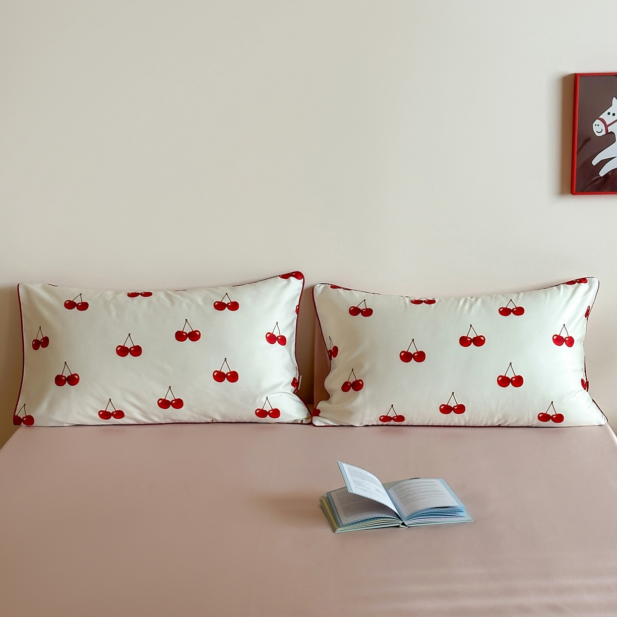 91家纺网 家纺一手货源 找家纺 桔子家纺 2026春夏新款100s全棉纯棉复古樱桃系列四件套-场景一 复古樱桃-米白