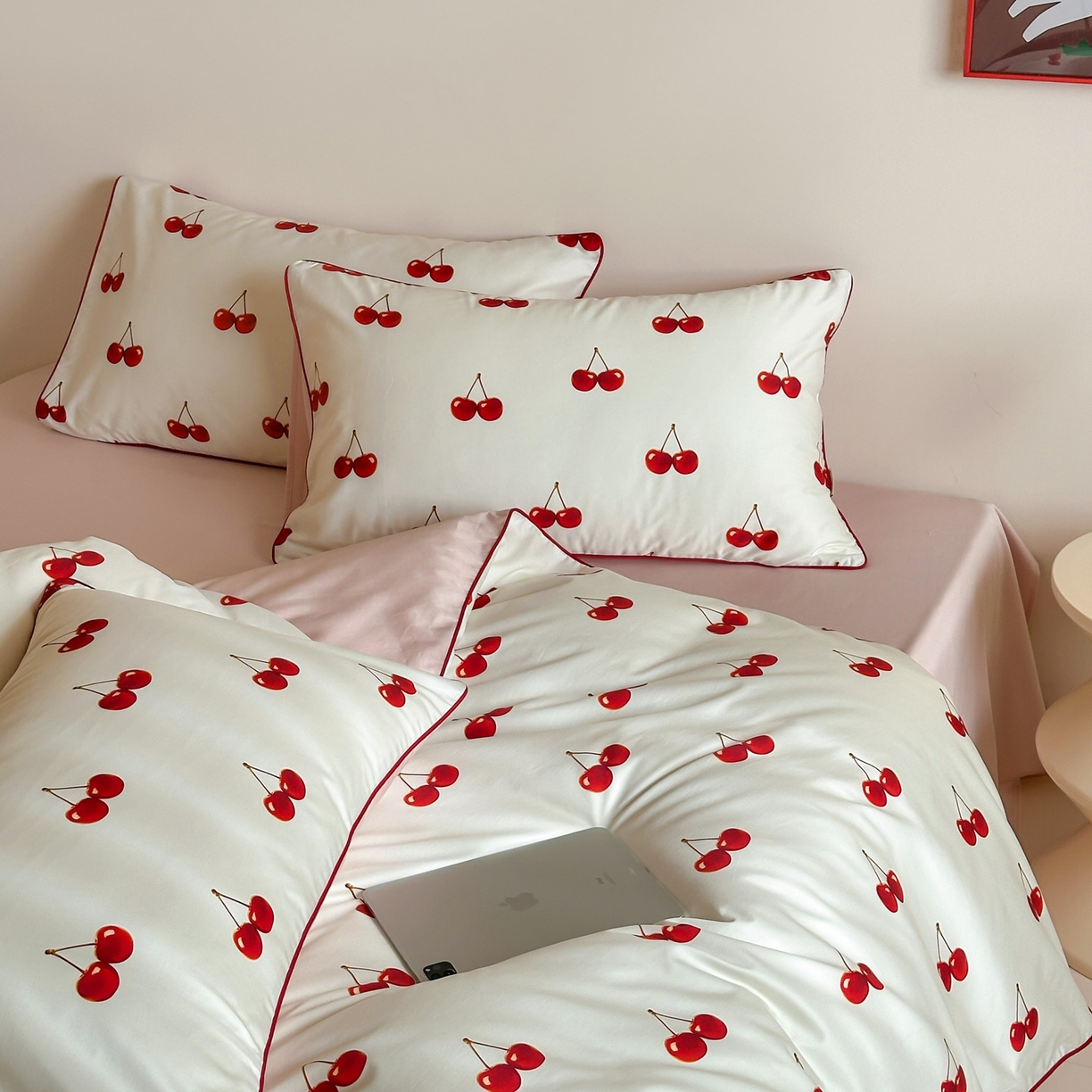 91家纺网 家纺一手货源 找家纺 桔子家纺 2026春夏新款100s全棉纯棉复古樱桃系列四件套-场景一 复古樱桃-米白