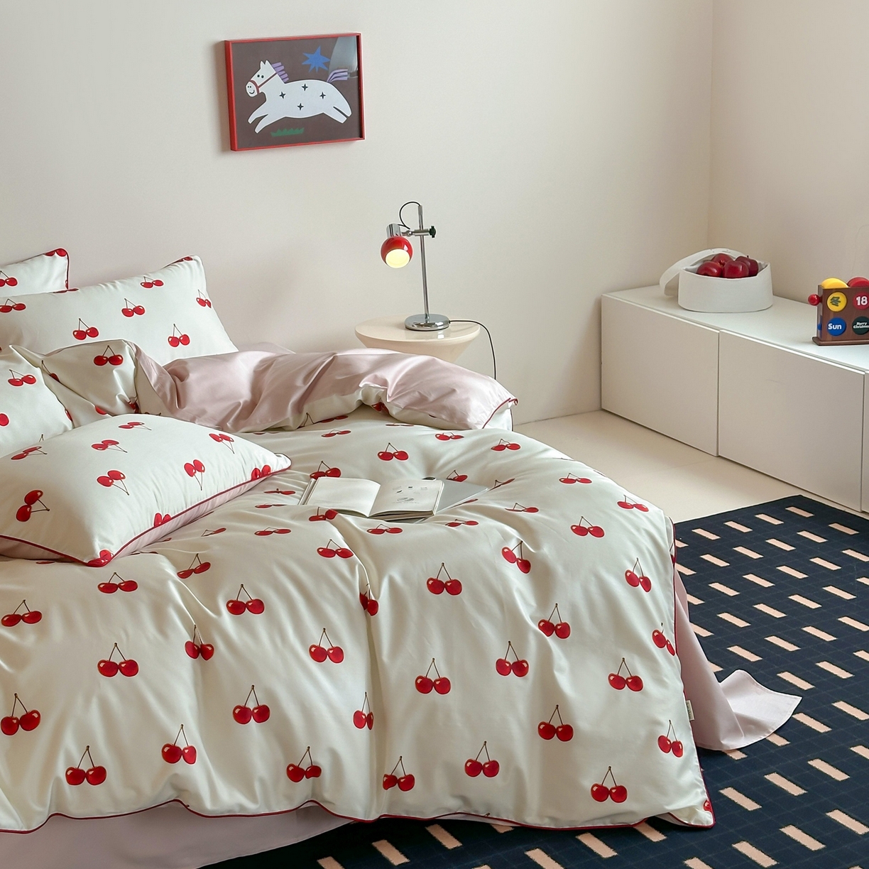 91家纺网 家纺一手货源 找家纺 桔子家纺 2026春夏新款100s全棉纯棉复古樱桃系列四件套-场景一 复古樱桃-米白