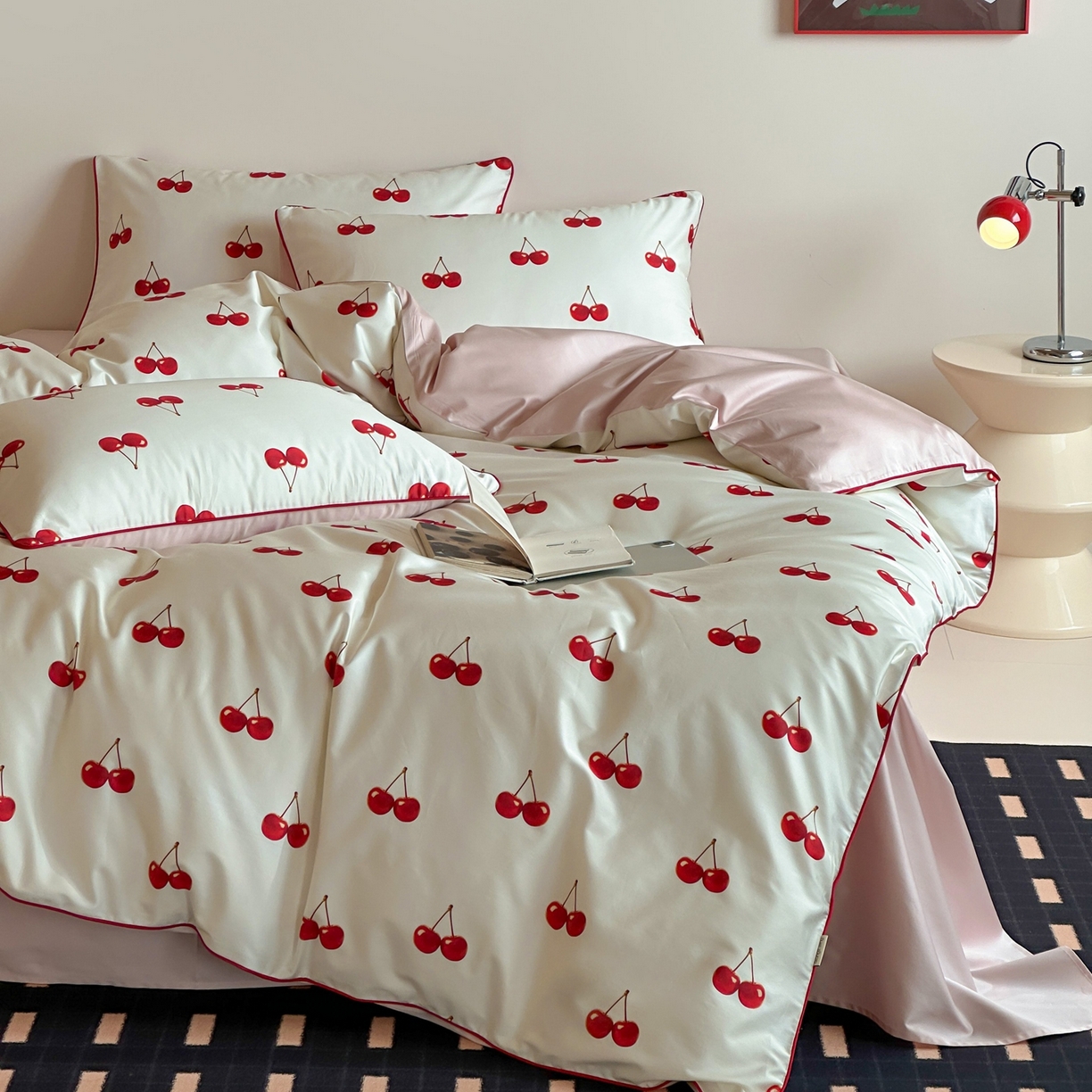 91家纺网 家纺一手货源 找家纺 桔子家纺 2026春夏新款100s全棉纯棉复古樱桃系列四件套-场景一 复古樱桃-米白