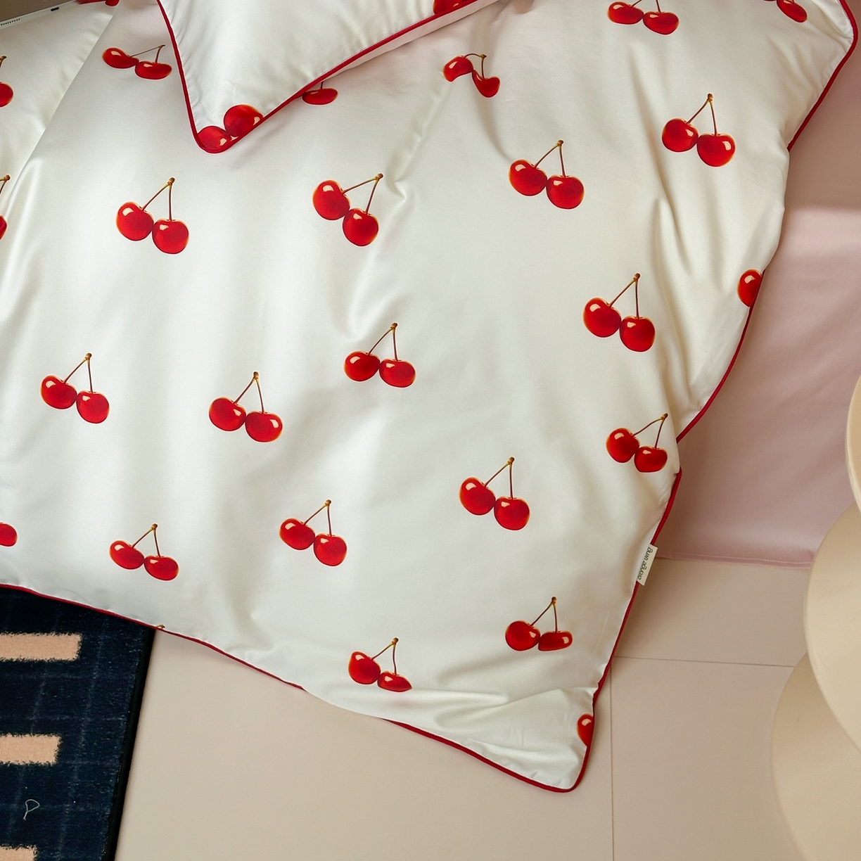 91家纺网 家纺一手货源 找家纺 桔子家纺 2026春夏新款100s全棉纯棉复古樱桃系列四件套-场景一 复古樱桃-米白