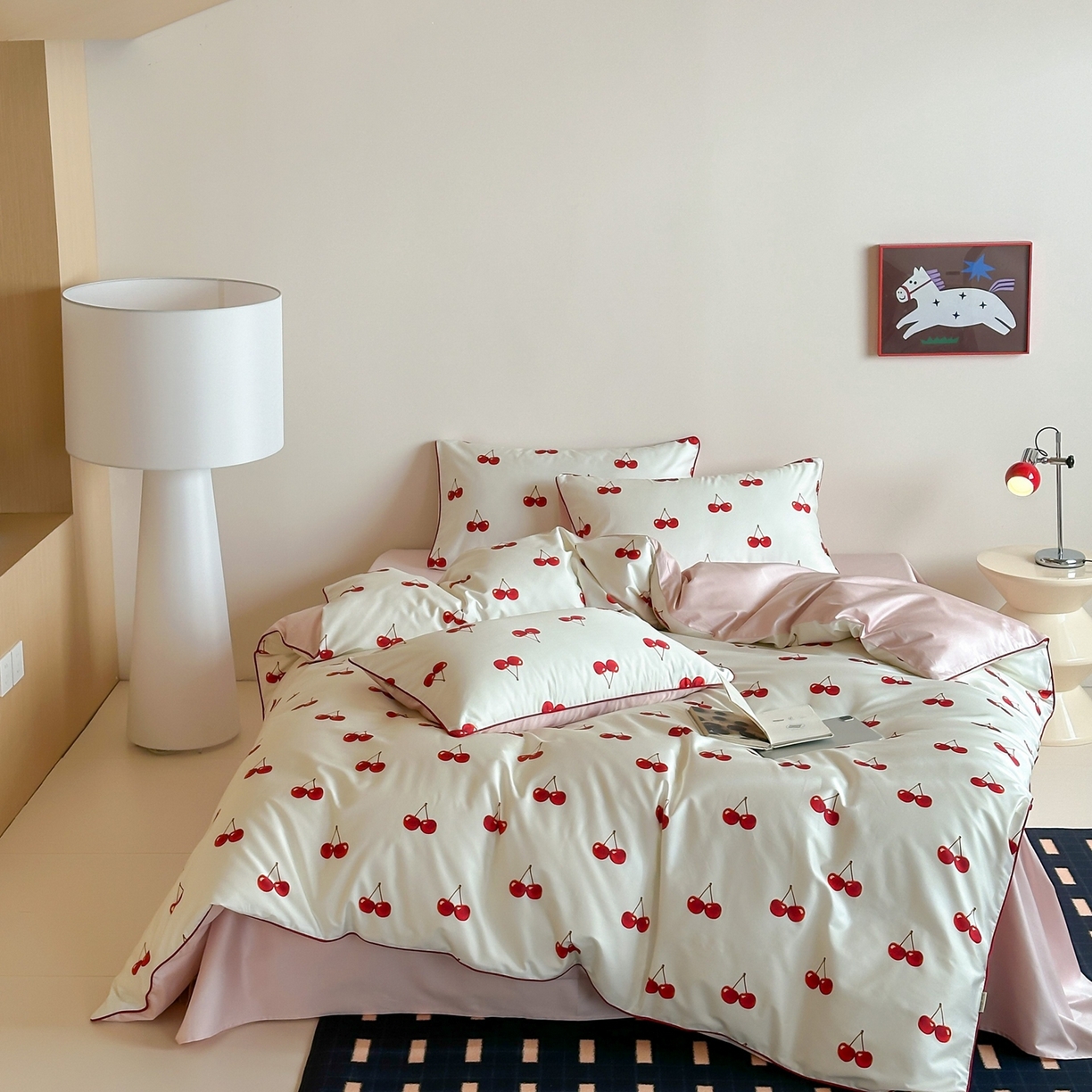 91家纺网 家纺一手货源 找家纺 桔子家纺 2026春夏新款100s全棉纯棉复古樱桃系列四件套-场景一 复古樱桃-米白