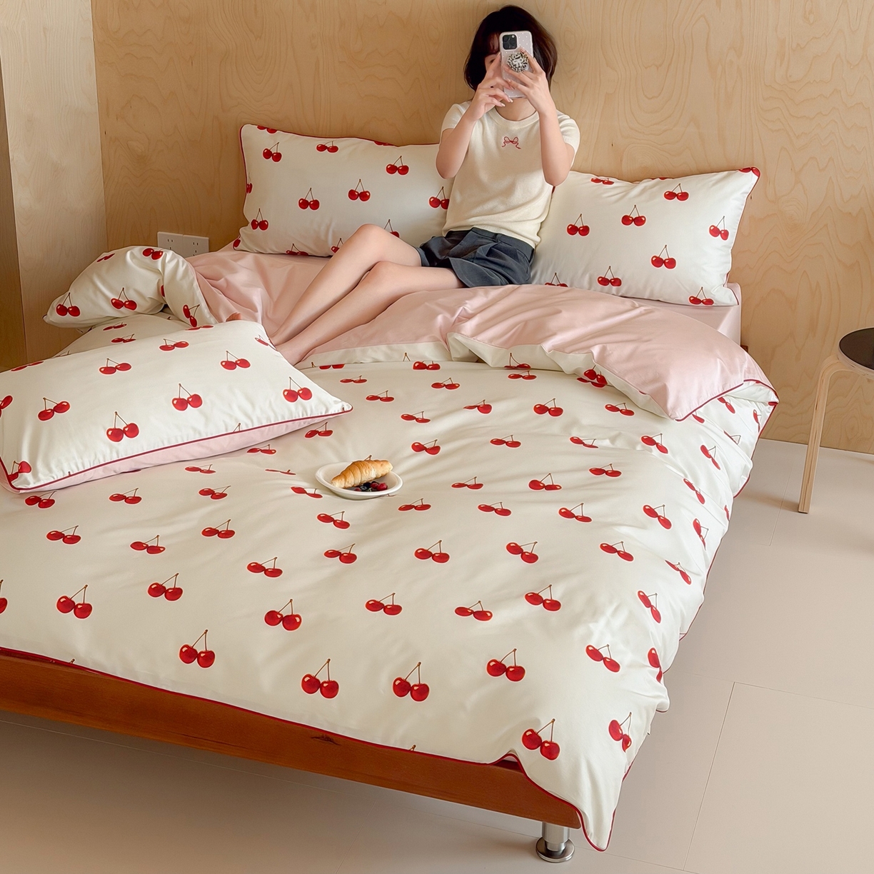 91家纺网 家纺一手货源 找家纺 桔子家纺 2026春夏新款100s全棉纯棉复古樱桃系列四件套-场景二 复古樱桃-米白