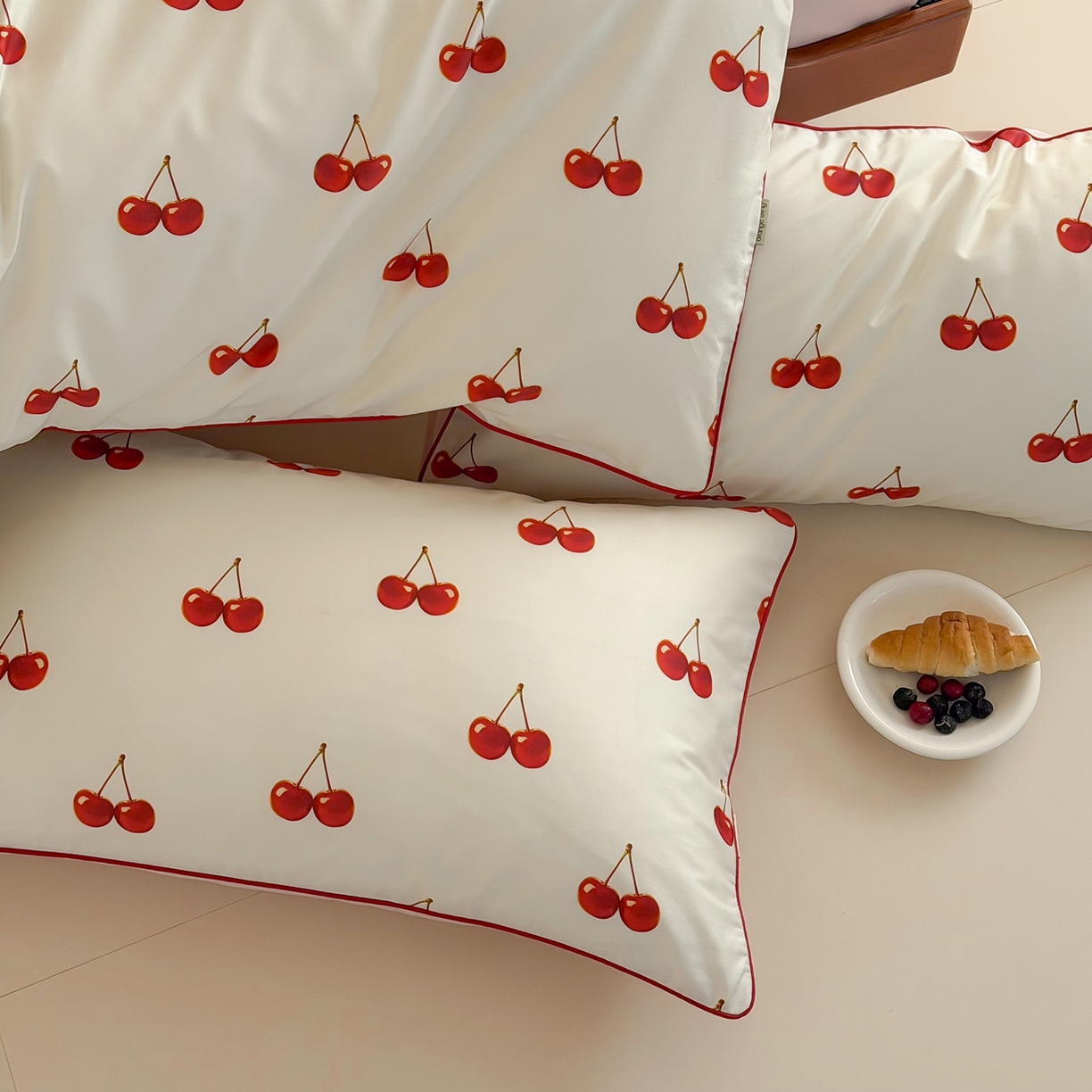 91家纺网 家纺一手货源 找家纺 桔子家纺 2026春夏新款100s全棉纯棉复古樱桃系列四件套-场景二 复古樱桃-米白