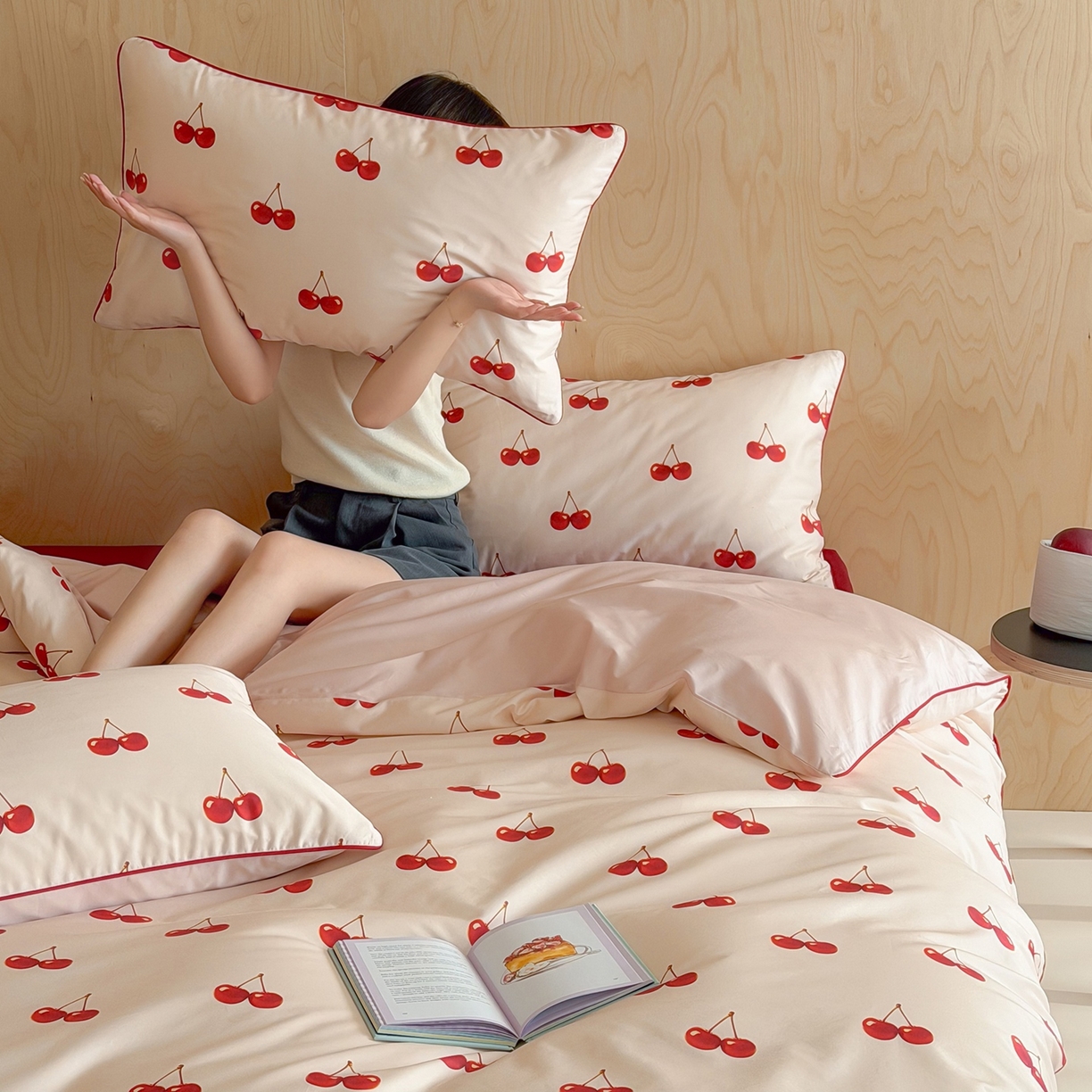 91家纺网 家纺一手货源 找家纺 桔子家纺 2026春夏新款100s全棉纯棉复古樱桃系列四件套-场景二 复古樱桃-粉