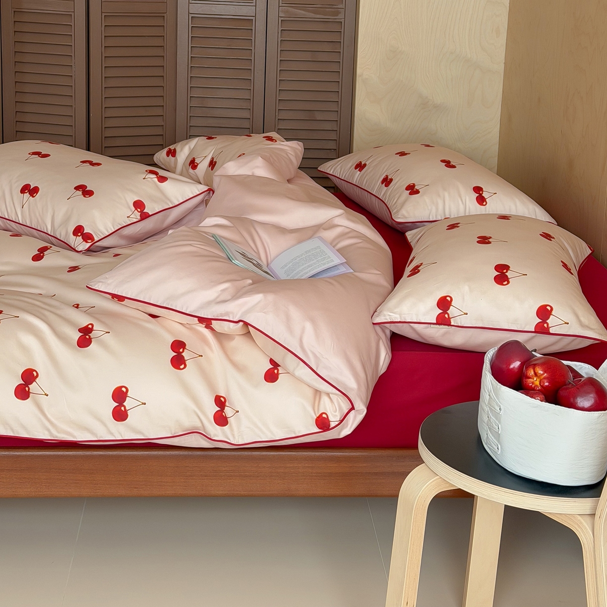 91家纺网 家纺一手货源 找家纺 桔子家纺 2026春夏新款100s全棉纯棉复古樱桃系列四件套-场景二 复古樱桃-粉