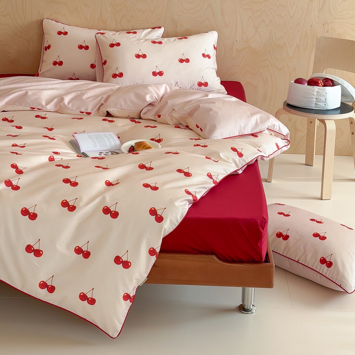 91家纺网 家纺一手货源 找家纺 桔子家纺 2026春夏新款100s全棉纯棉复古樱桃系列四件套-场景二 复古樱桃-粉