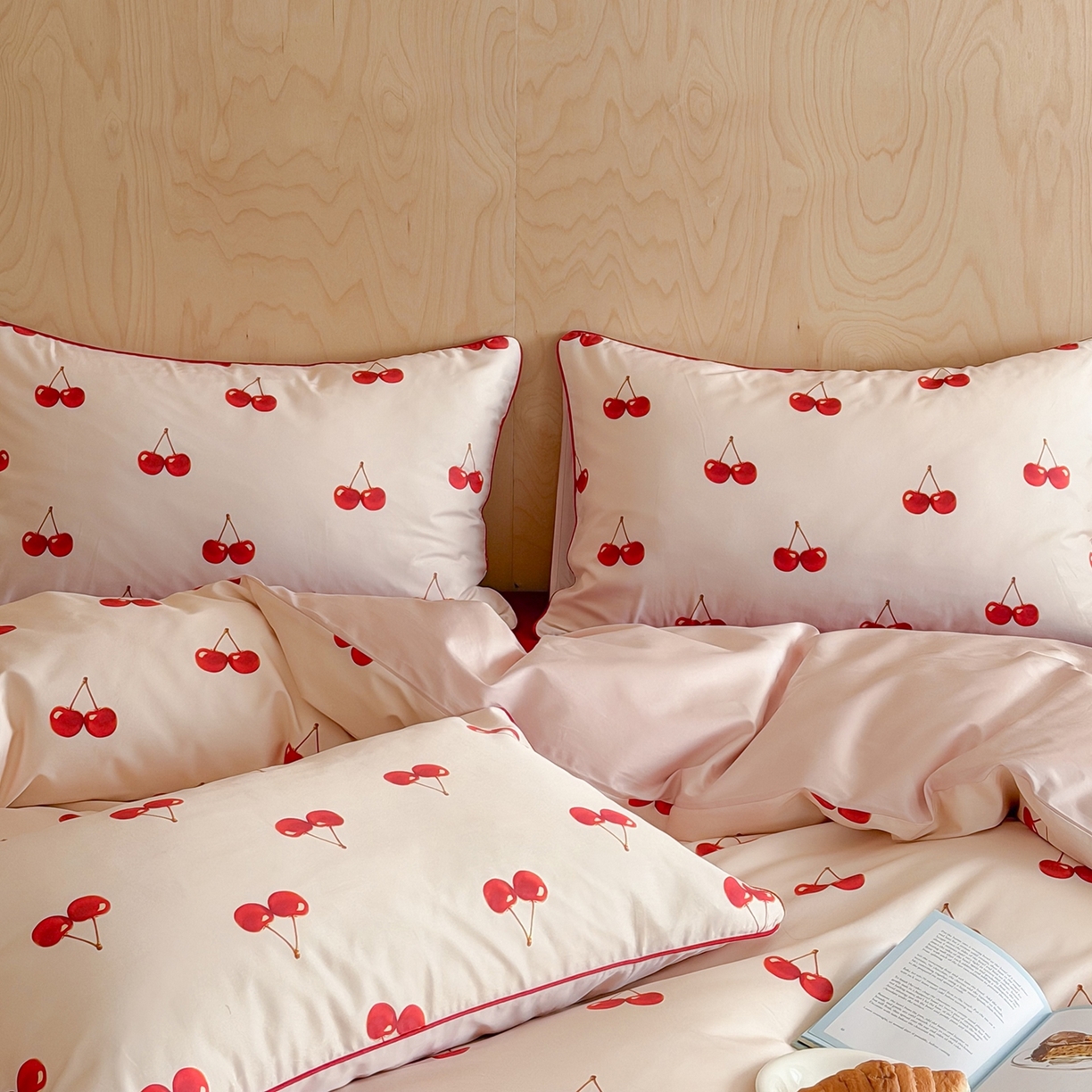 91家纺网 家纺一手货源 找家纺 桔子家纺 2026春夏新款100s全棉纯棉复古樱桃系列四件套-场景二 复古樱桃-粉