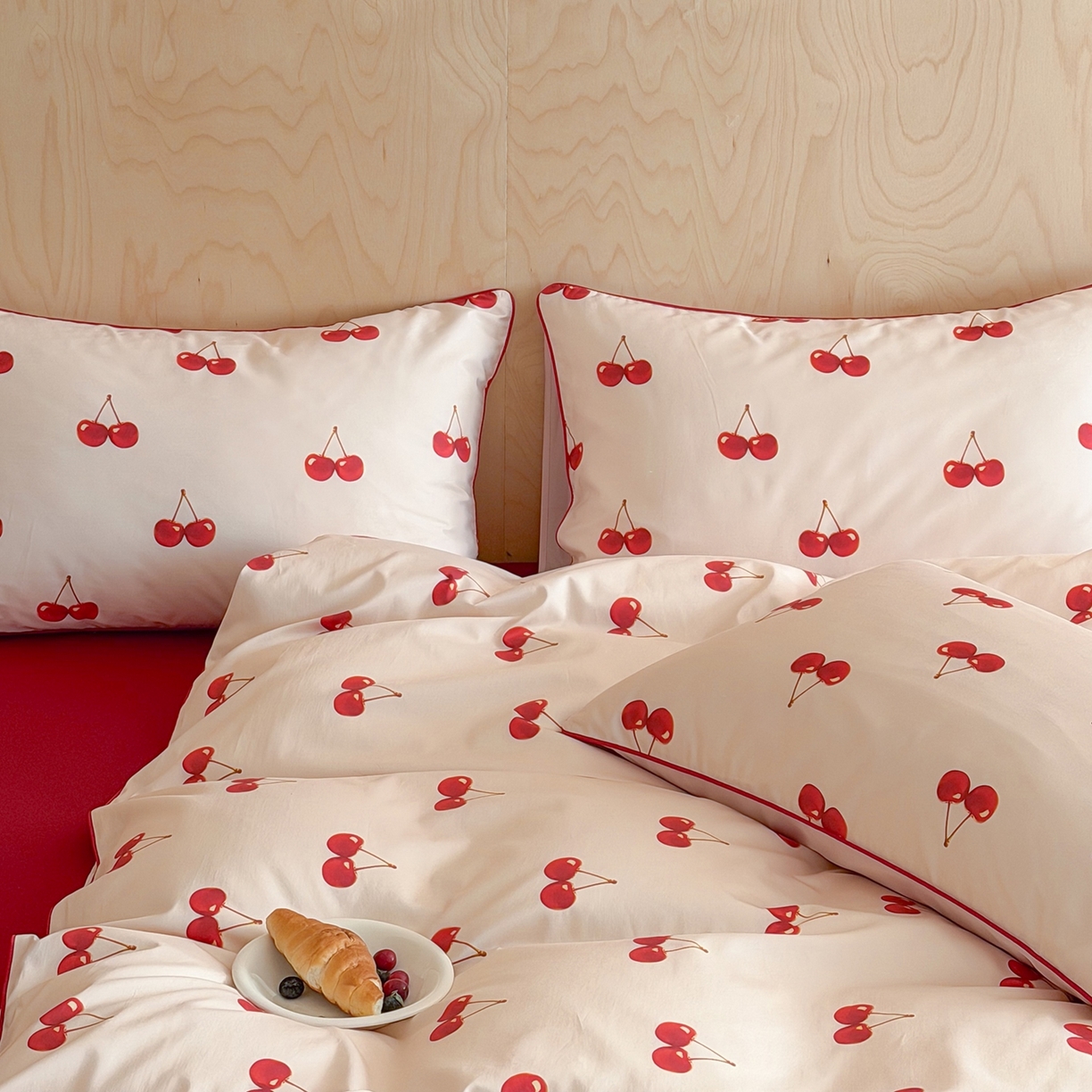 91家纺网 家纺一手货源 找家纺 桔子家纺 2026春夏新款100s全棉纯棉复古樱桃系列四件套-场景二 复古樱桃-粉