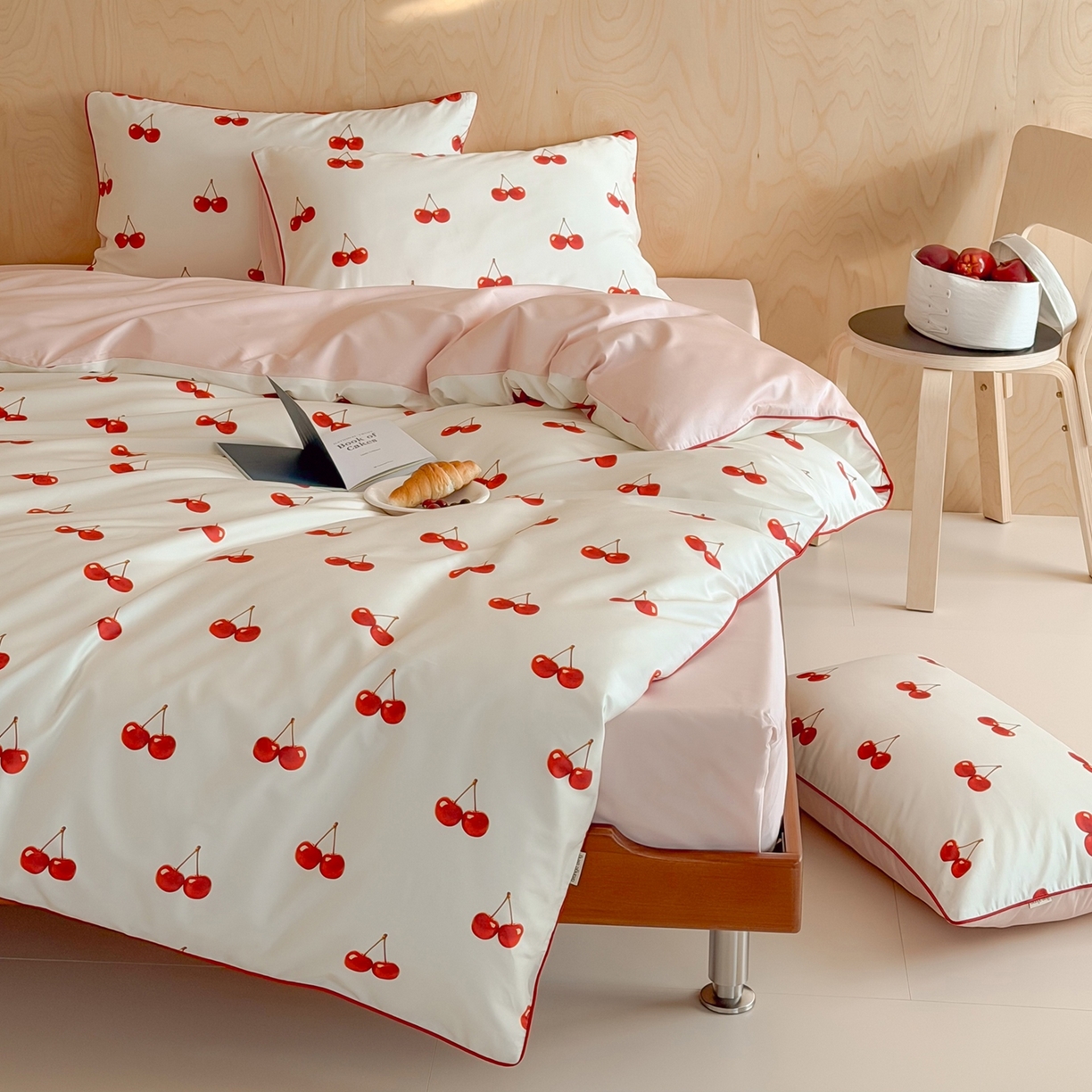 91家纺网 家纺一手货源 找家纺 桔子家纺 2026春夏新款100s全棉纯棉复古樱桃系列四件套-场景二 复古樱桃-米白
