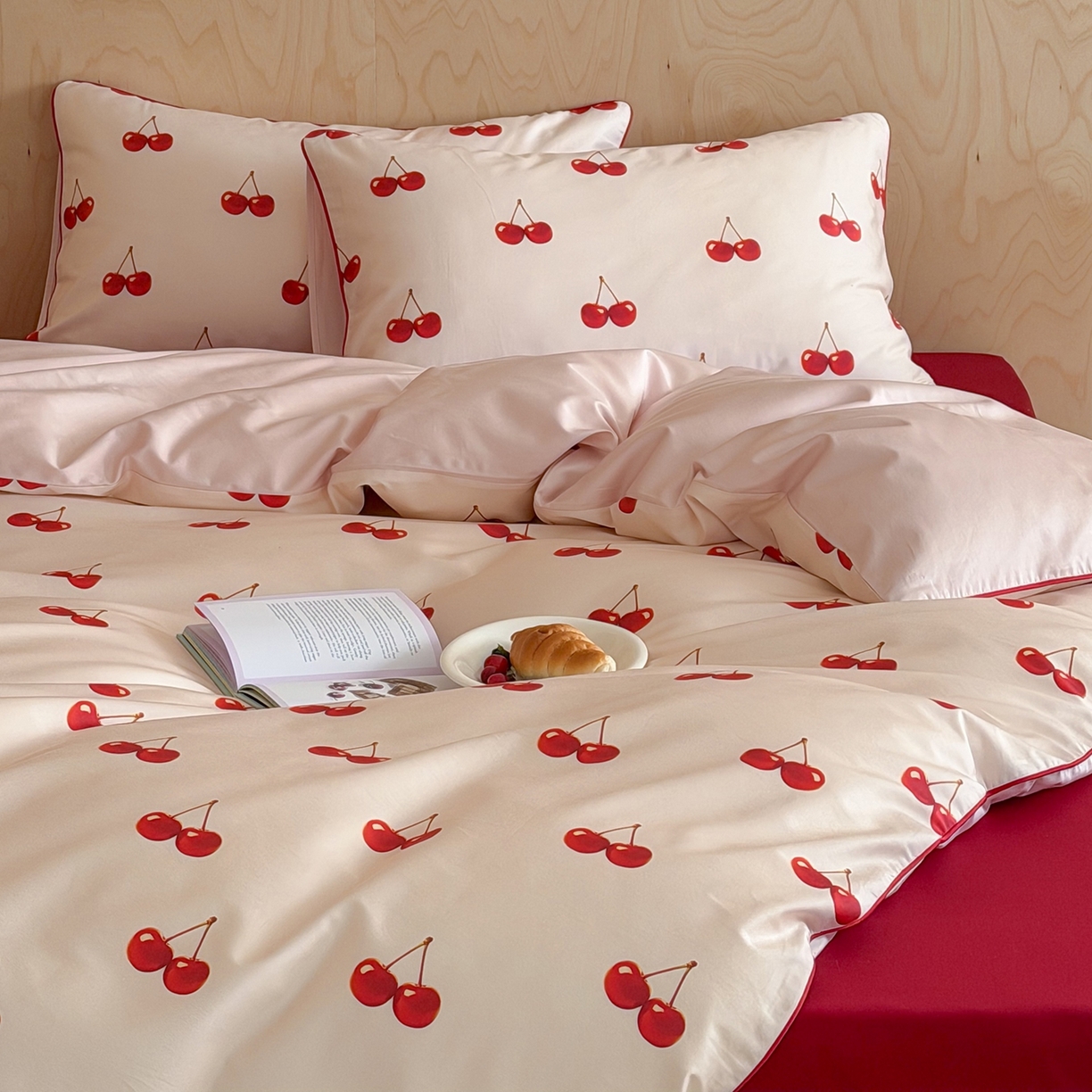 91家纺网 家纺一手货源 找家纺 桔子家纺 2026春夏新款100s全棉纯棉复古樱桃系列四件套-场景二 复古樱桃-粉