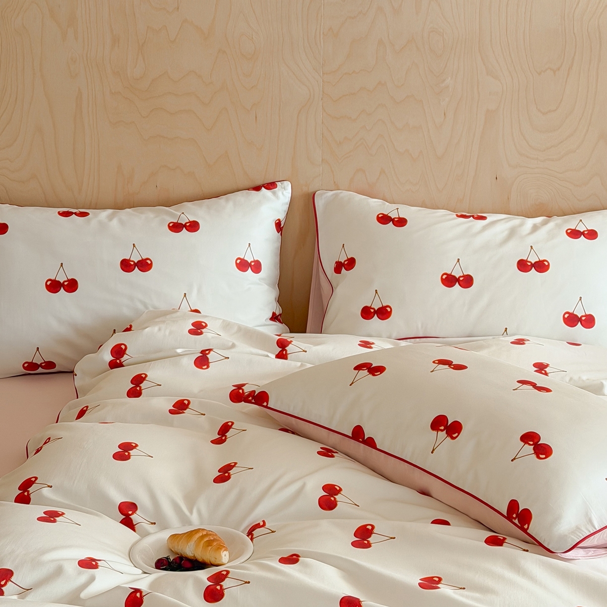 91家纺网 家纺一手货源 找家纺 桔子家纺 2026春夏新款100s全棉纯棉复古樱桃系列四件套-场景二 复古樱桃-米白