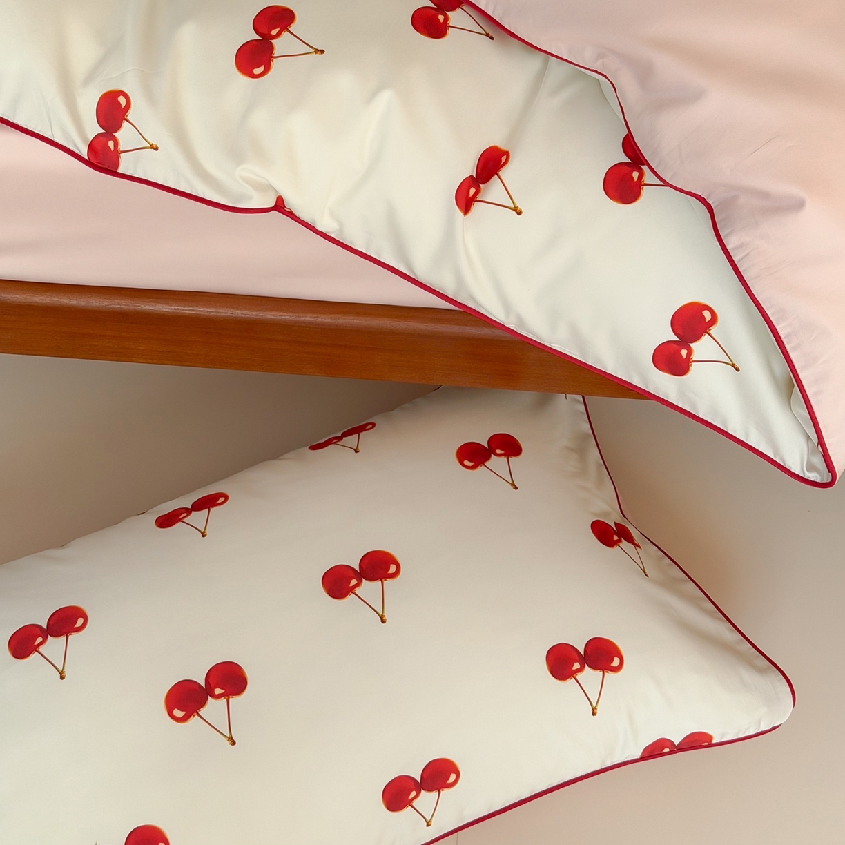 91家纺网 家纺一手货源 找家纺 桔子家纺 2026春夏新款100s全棉纯棉复古樱桃系列四件套-场景二 复古樱桃-米白