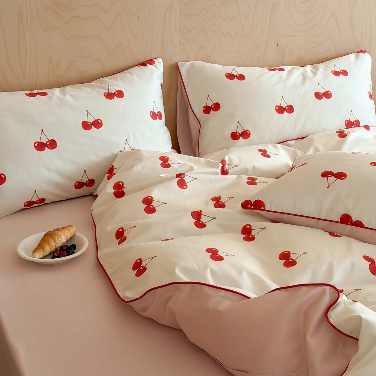 91家纺网 家纺一手货源 找家纺 桔子家纺 2026春夏新款100s全棉纯棉复古樱桃系列四件套-场景二 复古樱桃-米白