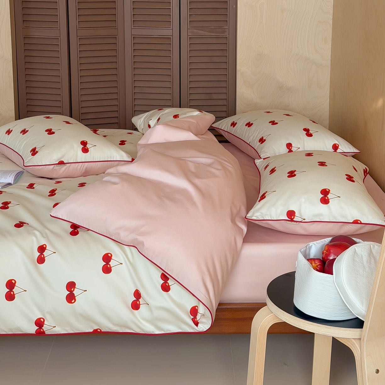 91家纺网 家纺一手货源 找家纺 桔子家纺 2026春夏新款100s全棉纯棉复古樱桃系列四件套-场景二 复古樱桃-米白