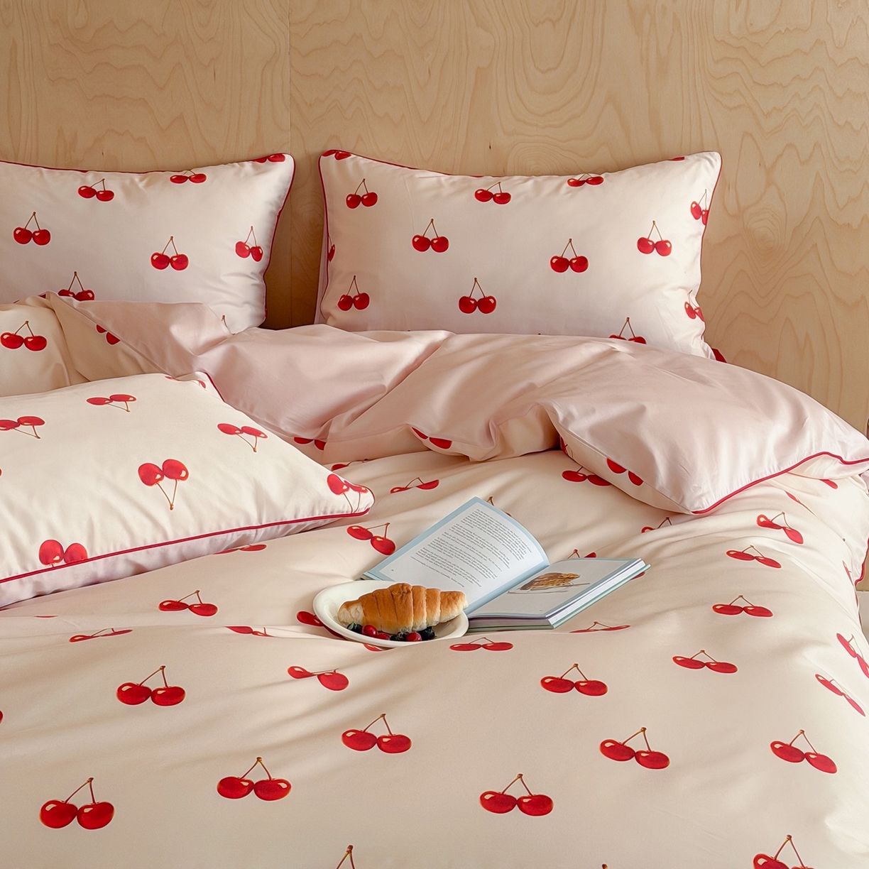 91家纺网 家纺一手货源 找家纺 桔子家纺 2026春夏新款100s全棉纯棉复古樱桃系列四件套-场景二 复古樱桃-粉