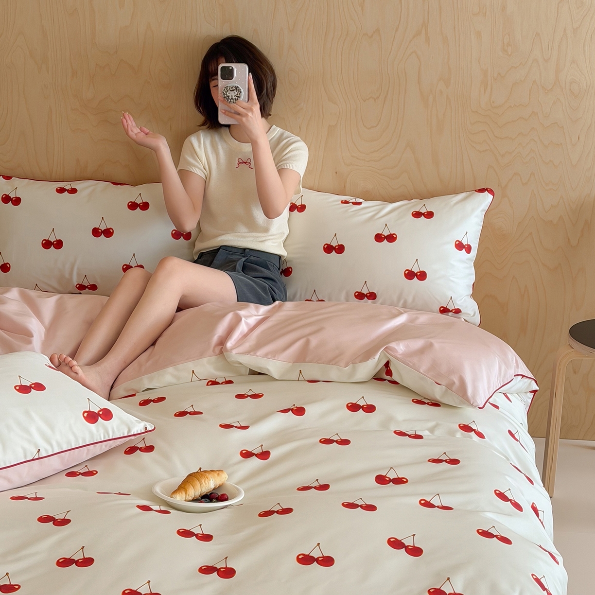91家纺网 家纺一手货源 找家纺 桔子家纺 2026春夏新款100s全棉纯棉复古樱桃系列四件套-场景二 复古樱桃-米白