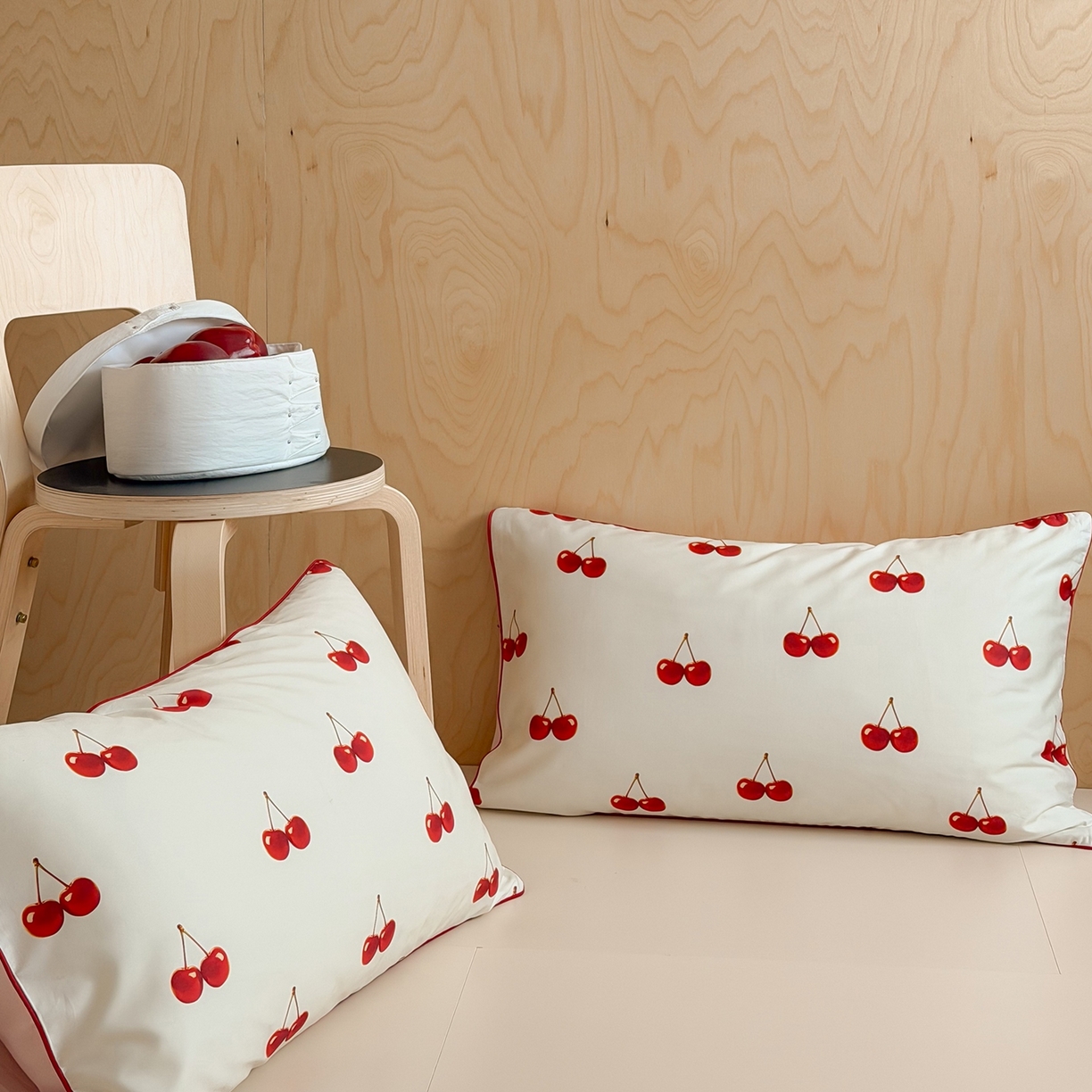 91家纺网 家纺一手货源 找家纺 桔子家纺 2026春夏新款100s全棉纯棉复古樱桃系列四件套-场景二 复古樱桃-米白