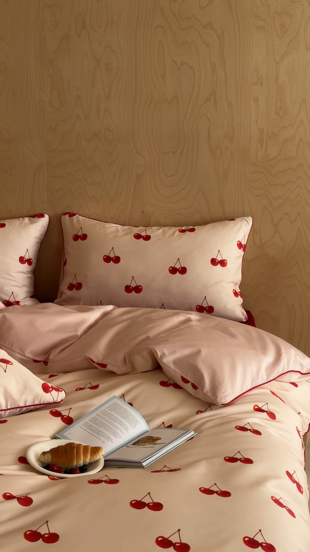 91家纺网 家纺一手货源 找家纺 桔子家纺 2026春夏新款100s全棉纯棉复古樱桃系列四件套-场景二 复古樱桃-粉