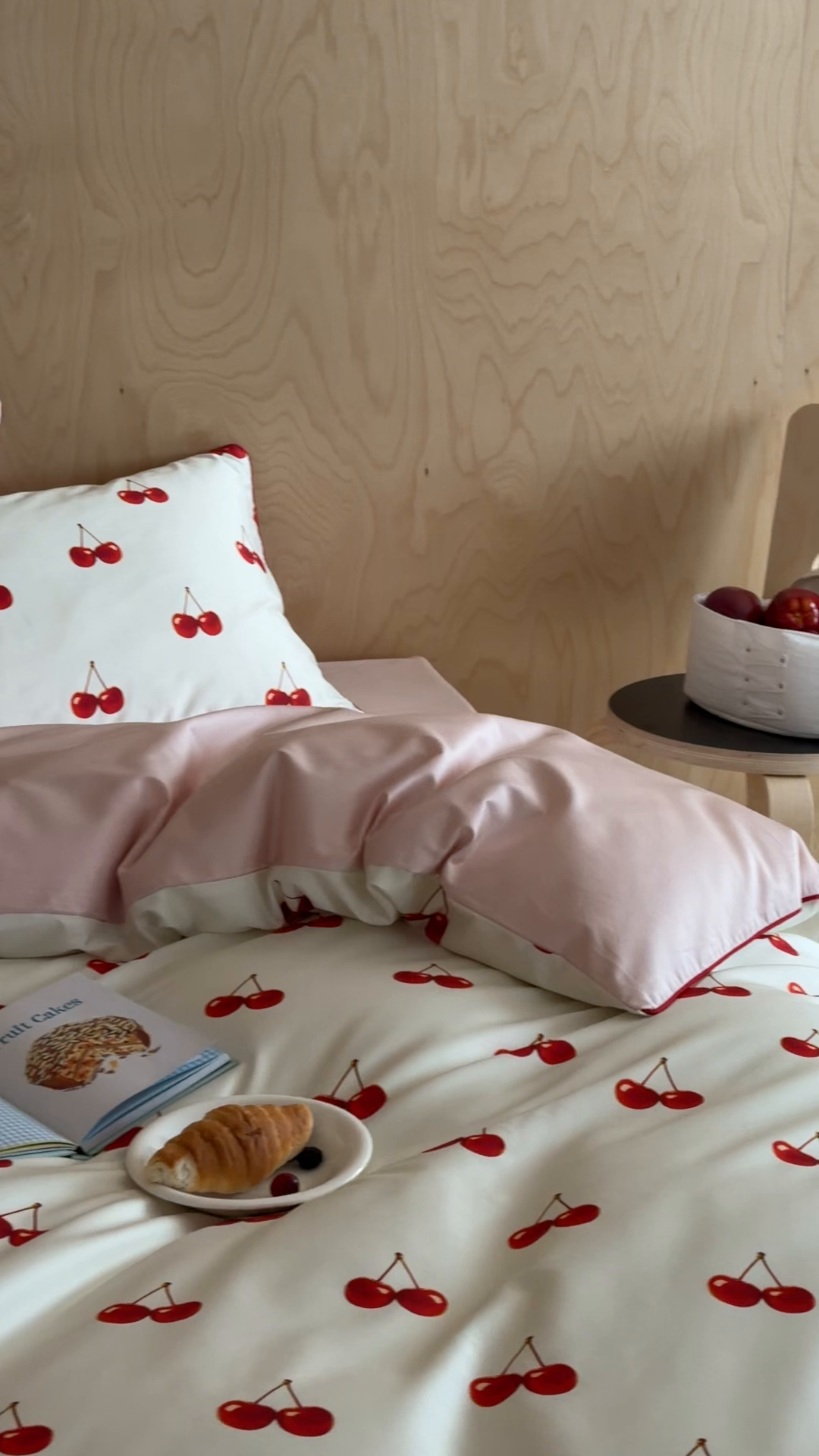 91家纺网 家纺一手货源 找家纺 桔子家纺 2026春夏新款100s全棉纯棉复古樱桃系列四件套-场景二 复古樱桃-米白