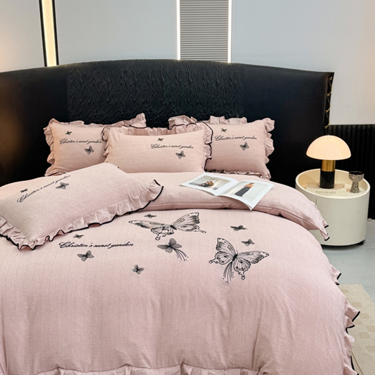 91家纺网 家纺一手货源 找家纺 艺玲家纺 2026新款提花色织麻刺绣花边四件套 轻风蝶影-浅豆沙