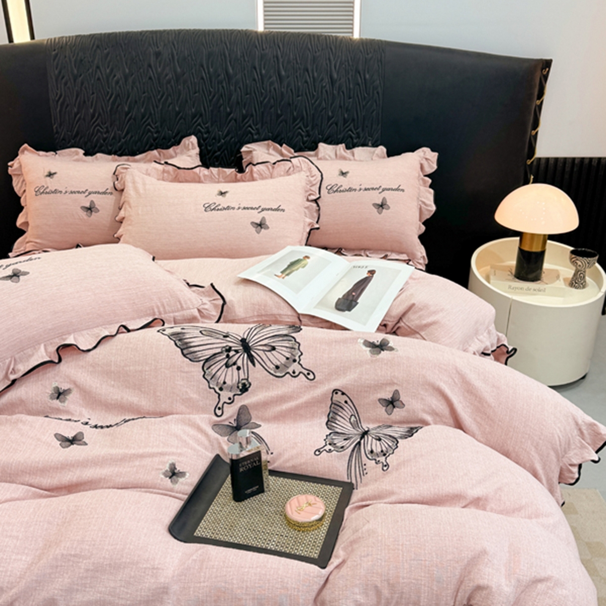 91家纺网 家纺一手货源 找家纺 艺玲家纺 2026新款提花色织麻刺绣花边四件套 轻风蝶影-浅豆沙