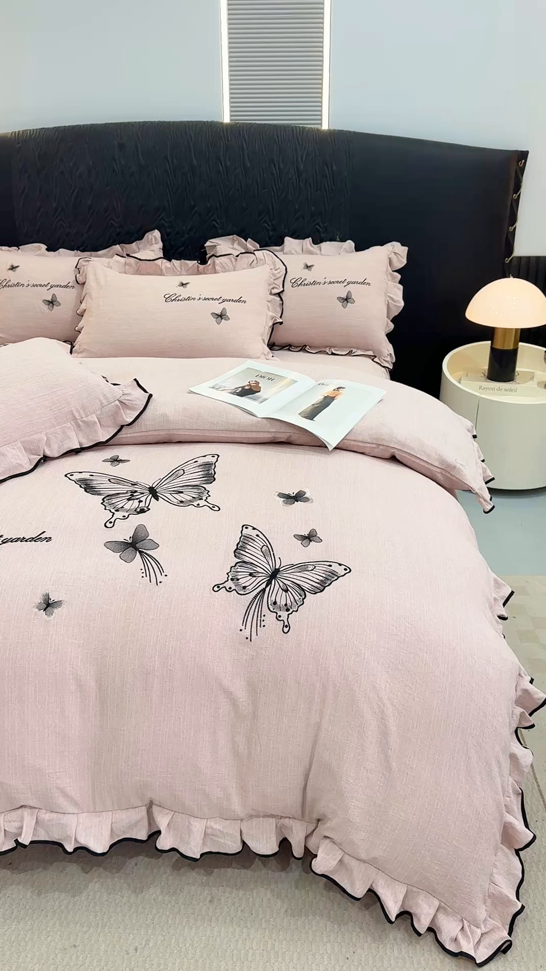 91家纺网 家纺一手货源 找家纺 艺玲家纺 2026新款提花色织麻刺绣花边四件套 轻风蝶影-浅豆沙