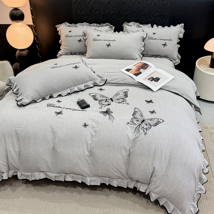 91家纺网 家纺一手货源 找家纺 艺玲家纺 2026新款提花色织麻刺绣花边四件套 轻风蝶影-浅灰