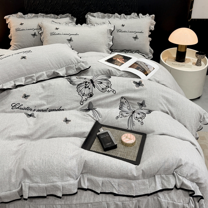 91家纺网 家纺一手货源 找家纺 艺玲家纺 2026新款提花色织麻刺绣花边四件套 轻风蝶影-浅灰