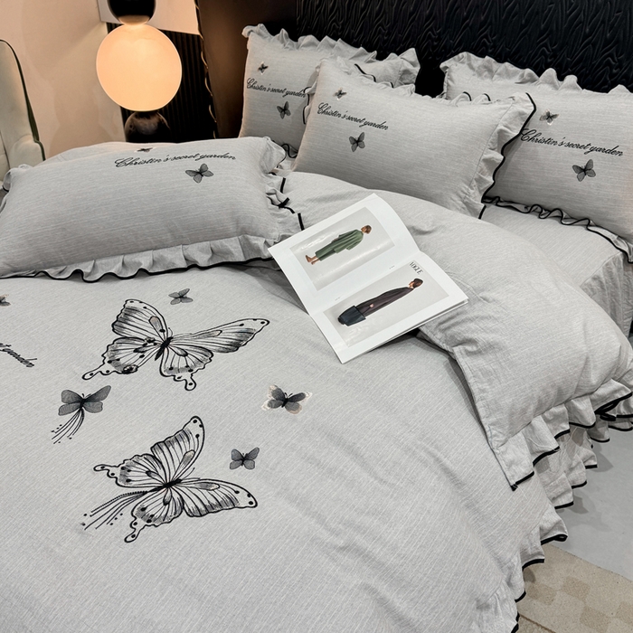 91家纺网 家纺一手货源 找家纺 艺玲家纺 2026新款提花色织麻刺绣花边四件套 轻风蝶影-浅灰