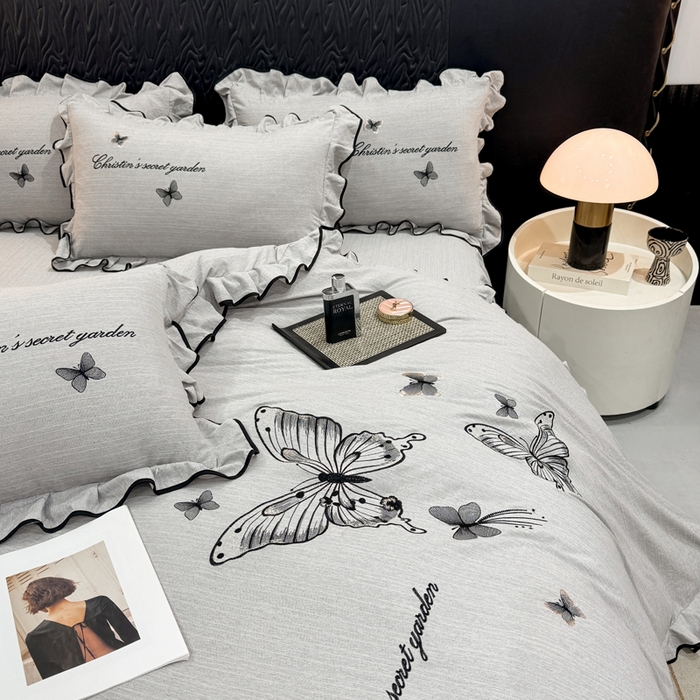 91家纺网 家纺一手货源 找家纺 艺玲家纺 2026新款提花色织麻刺绣花边四件套 轻风蝶影-浅灰