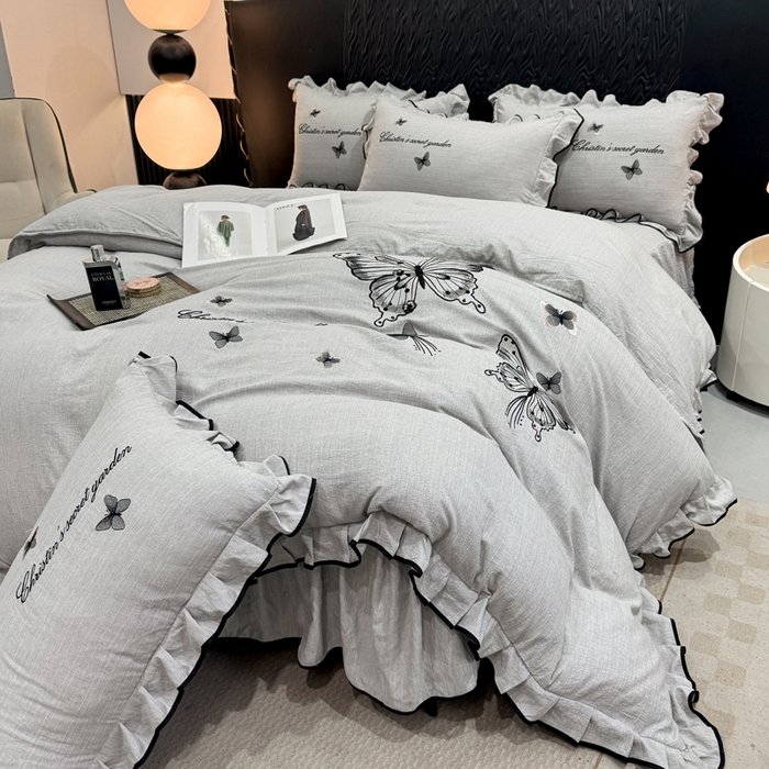 91家纺网 家纺一手货源 找家纺 艺玲家纺 2026新款提花色织麻刺绣花边四件套 轻风蝶影-浅灰