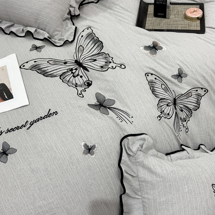 91家纺网 家纺一手货源 找家纺 艺玲家纺 2026新款提花色织麻刺绣花边四件套 轻风蝶影-浅灰