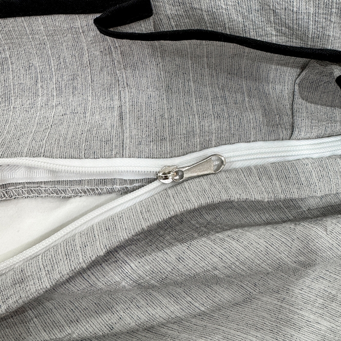 91家纺网 家纺一手货源 找家纺 艺玲家纺 2026新款提花色织麻刺绣花边四件套 轻风蝶影-浅灰