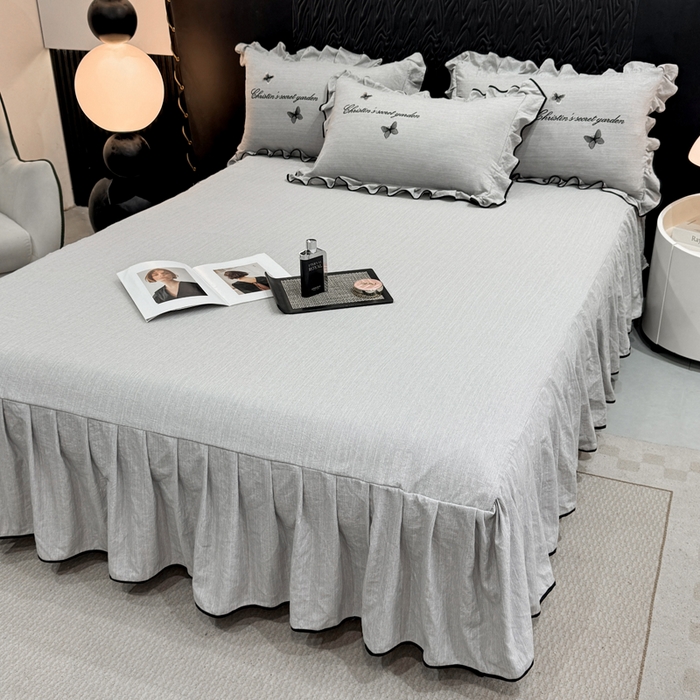 91家纺网 家纺一手货源 找家纺 艺玲家纺 2026新款提花色织麻刺绣花边四件套 轻风蝶影-浅灰