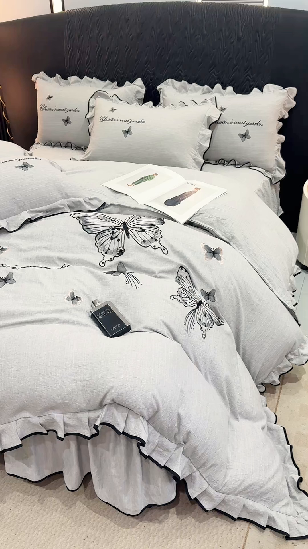 91家纺网 家纺一手货源 找家纺 艺玲家纺 2026新款提花色织麻刺绣花边四件套 轻风蝶影-浅灰