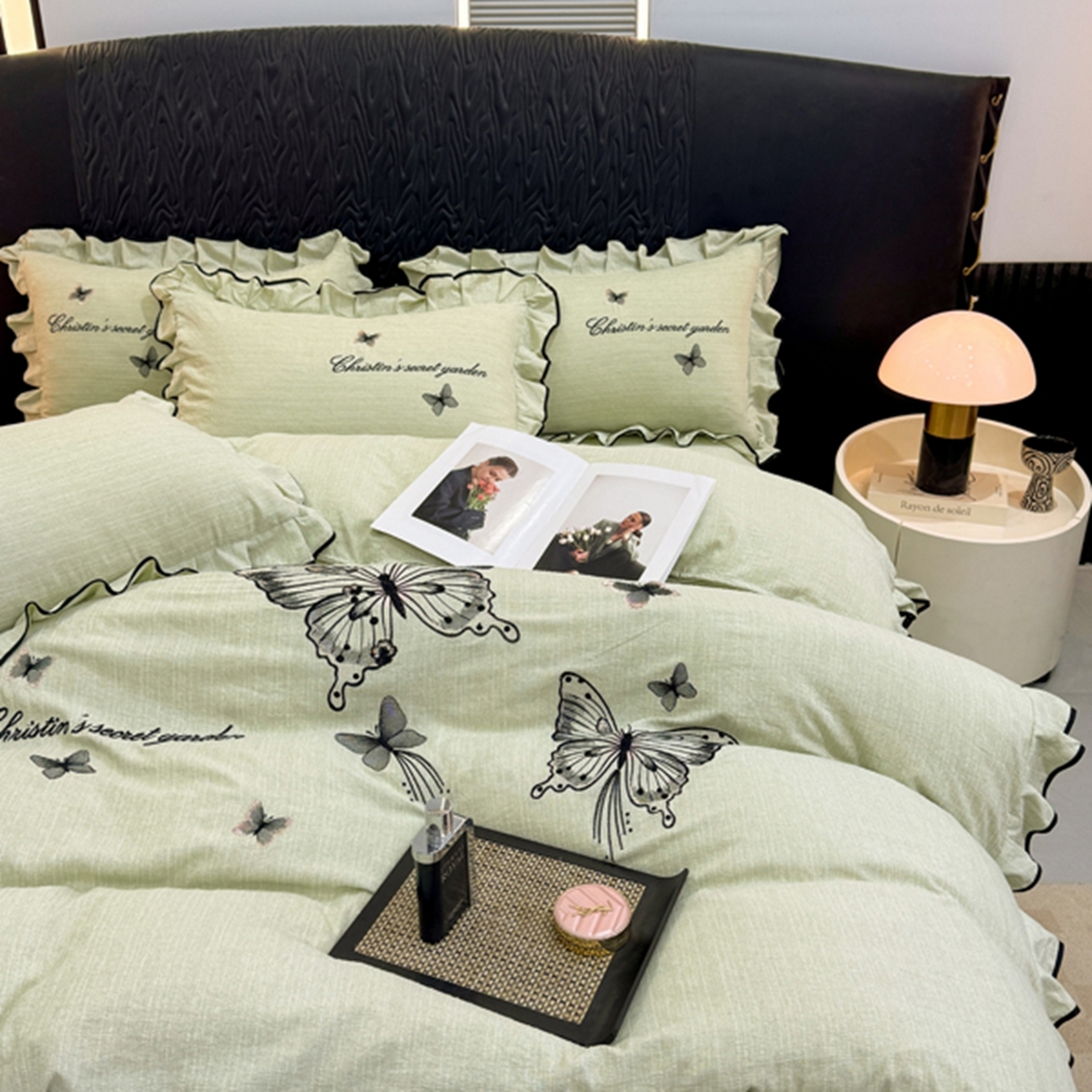 91家纺网 家纺一手货源 找家纺 艺玲家纺 2026新款提花色织麻刺绣花边四件套 轻风蝶影-浅绿