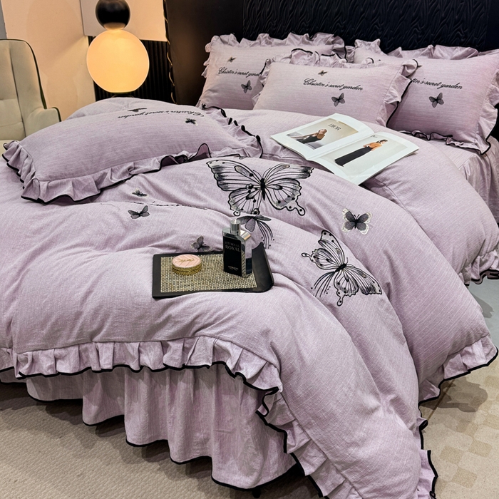 91家纺网 家纺一手货源 找家纺 艺玲家纺 2026新款提花色织麻刺绣花边四件套 轻风蝶影-浅紫