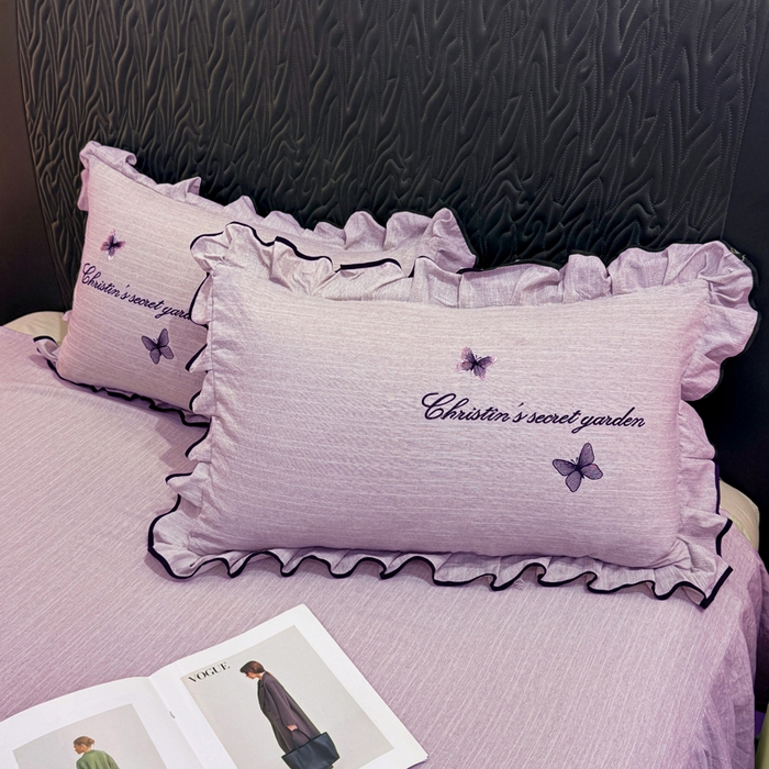 91家纺网 家纺一手货源 找家纺 艺玲家纺 2026新款提花色织麻刺绣花边四件套 轻风蝶影-浅紫