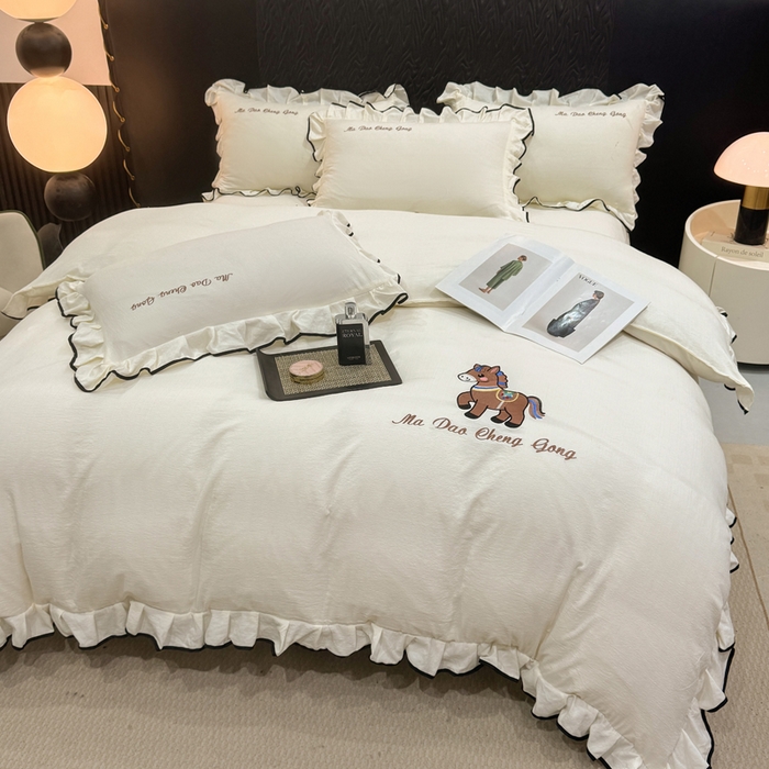 91家纺网 家纺一手货源 找家纺 艺玲家纺 2026新款提花色织麻刺绣花边四件套 马到成功-米白