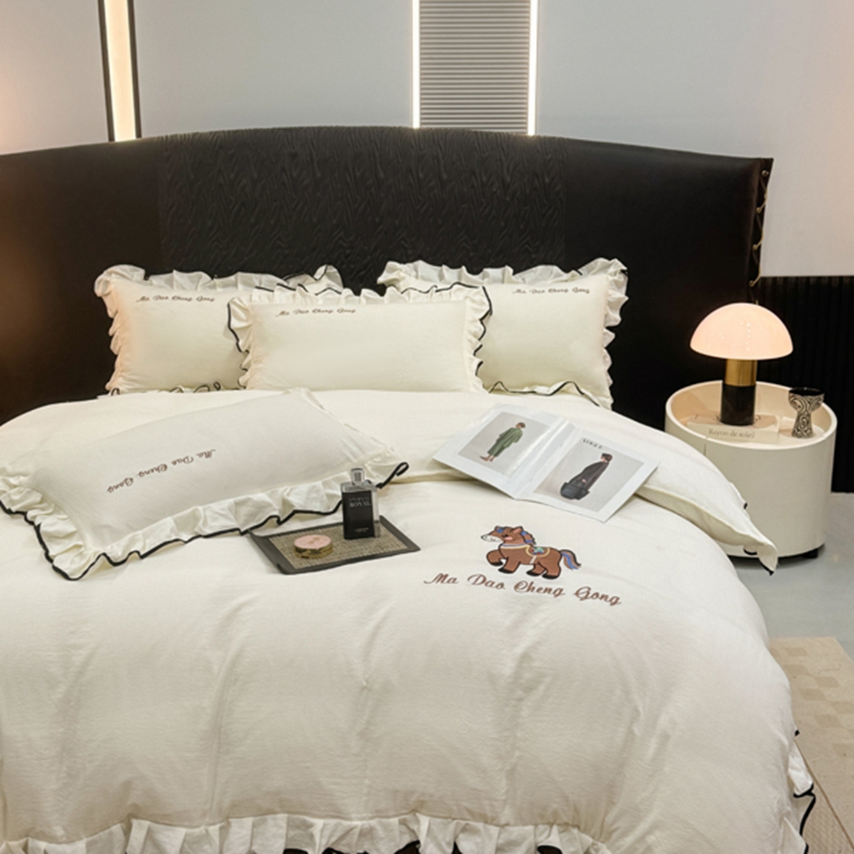 91家纺网 家纺一手货源 找家纺 艺玲家纺 2026新款提花色织麻刺绣花边四件套 马到成功-米白