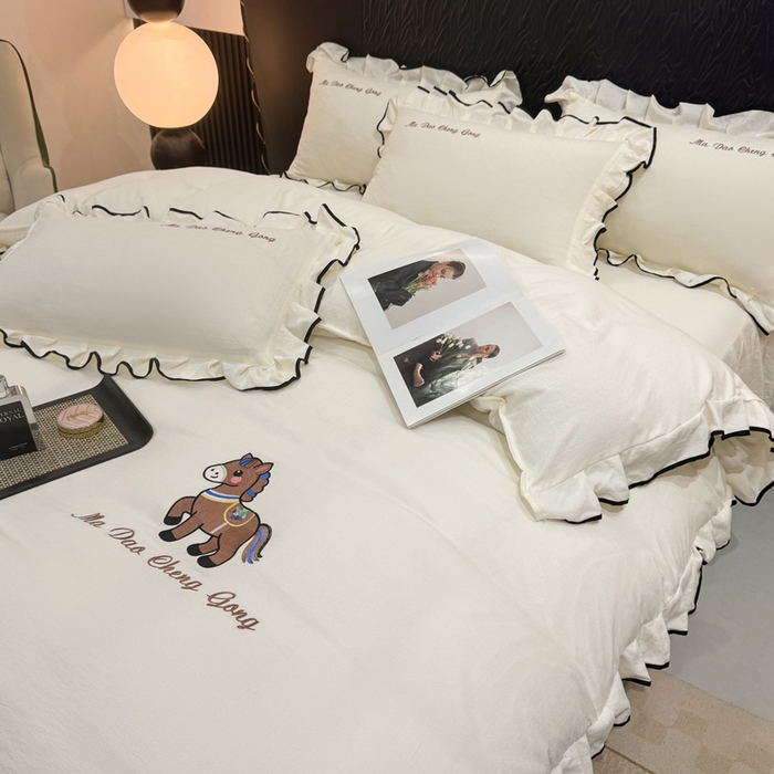 91家纺网 家纺一手货源 找家纺 艺玲家纺 2026新款提花色织麻刺绣花边四件套 马到成功-米白