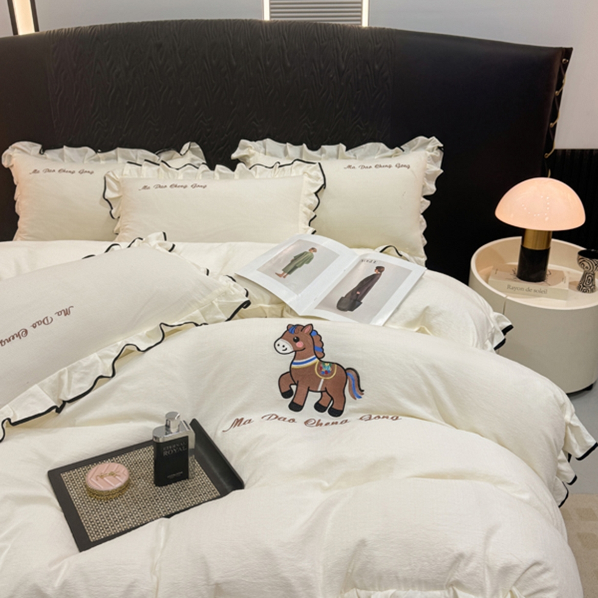 91家纺网 家纺一手货源 找家纺 艺玲家纺 2026新款提花色织麻刺绣花边四件套 马到成功-米白