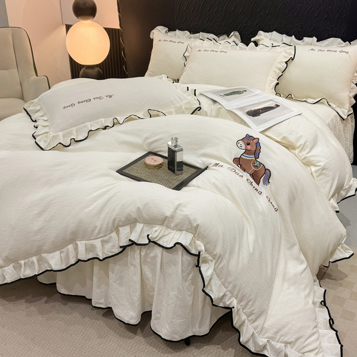 91家纺网 家纺一手货源 找家纺 艺玲家纺 2026新款提花色织麻刺绣花边四件套 马到成功-米白