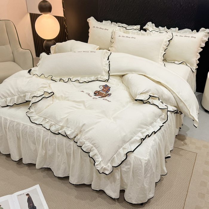 91家纺网 家纺一手货源 找家纺 艺玲家纺 2026新款提花色织麻刺绣花边四件套 马到成功-米白