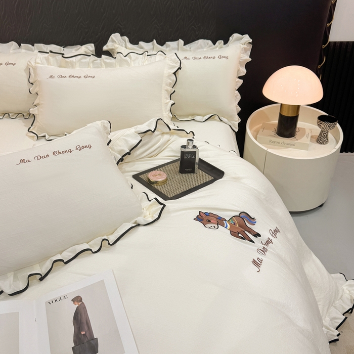 91家纺网 家纺一手货源 找家纺 艺玲家纺 2026新款提花色织麻刺绣花边四件套 马到成功-米白