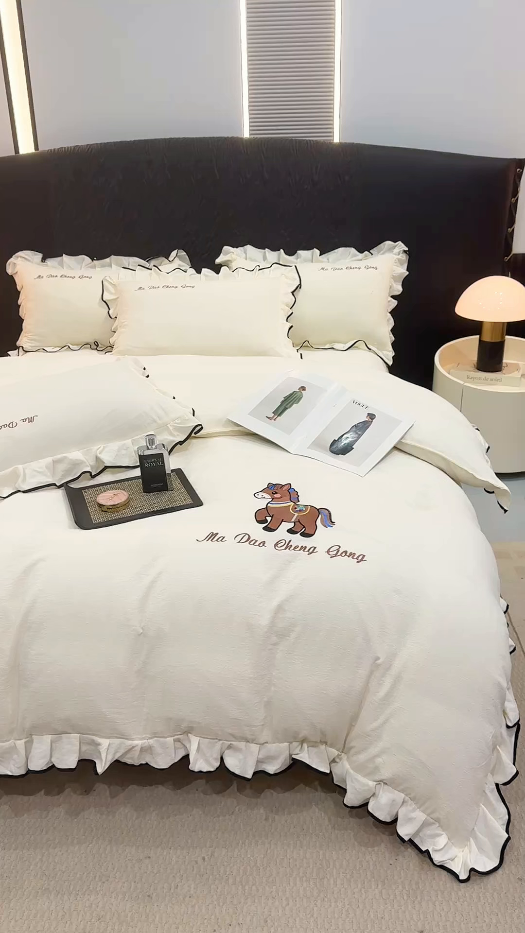 91家纺网 家纺一手货源 找家纺 艺玲家纺 2026新款提花色织麻刺绣花边四件套 马到成功-米白