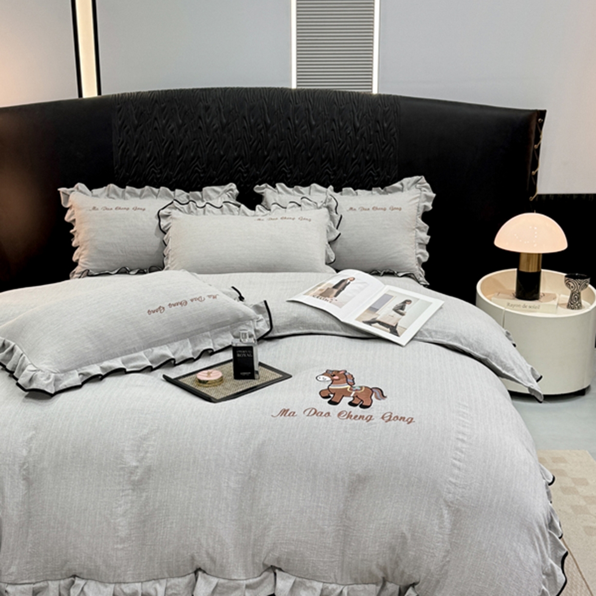 91家纺网 家纺一手货源 找家纺 艺玲家纺 2026新款提花色织麻刺绣花边四件套 马到成功-浅灰