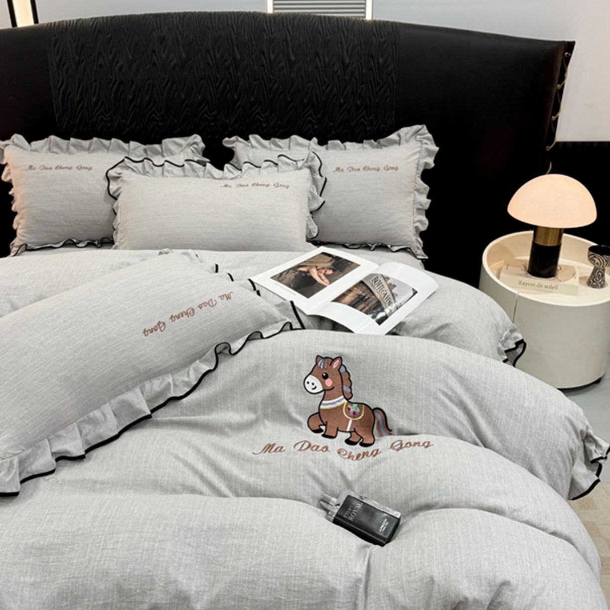 91家纺网 家纺一手货源 找家纺 艺玲家纺 2026新款提花色织麻刺绣花边四件套 马到成功-浅灰