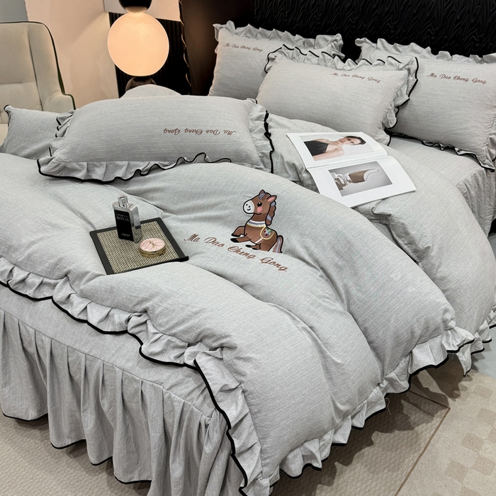 91家纺网 家纺一手货源 找家纺 艺玲家纺 2026新款提花色织麻刺绣花边四件套 马到成功-浅灰